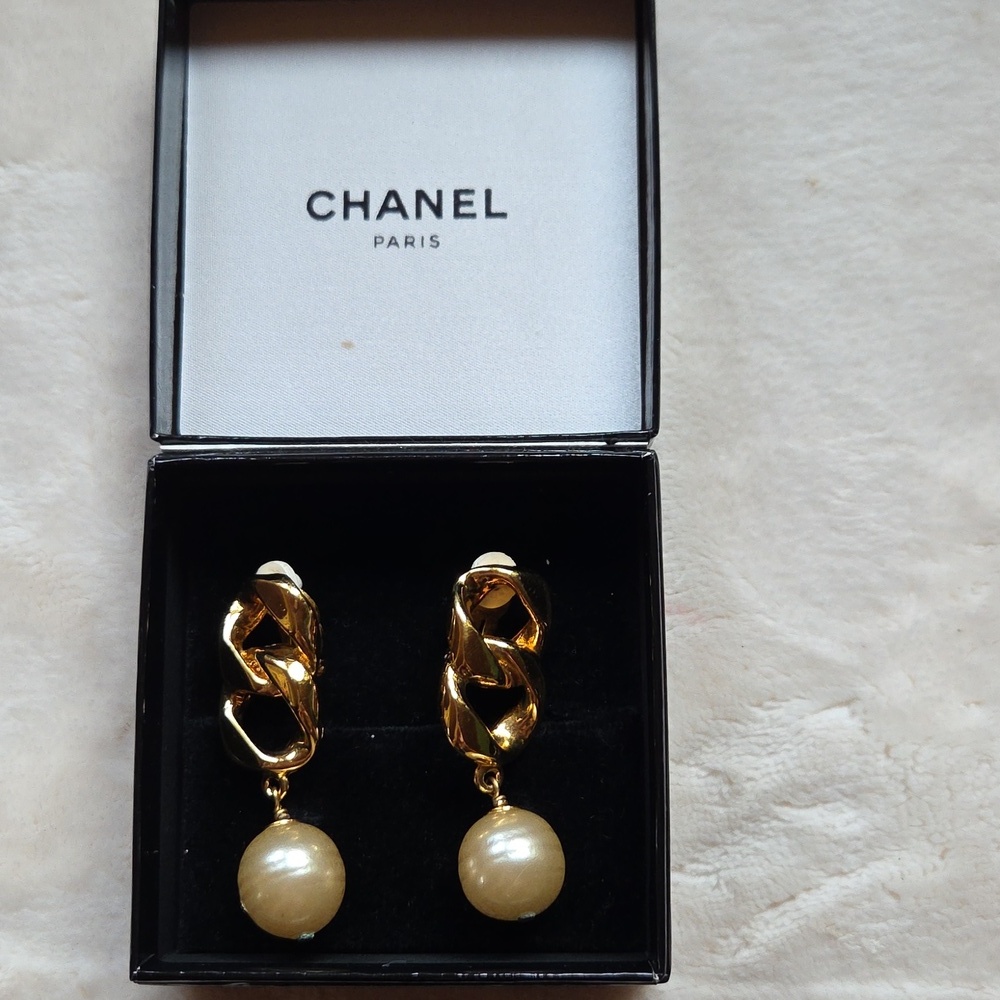 CHANEL Gold and‎ Cream Pearl Drop Earrings - Picture 2 of 5